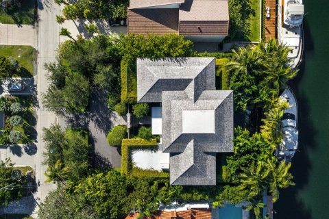 House in Coral Gables, Florida 6 bedrooms, 515.7 sq.m. № 2032939 - photo 26