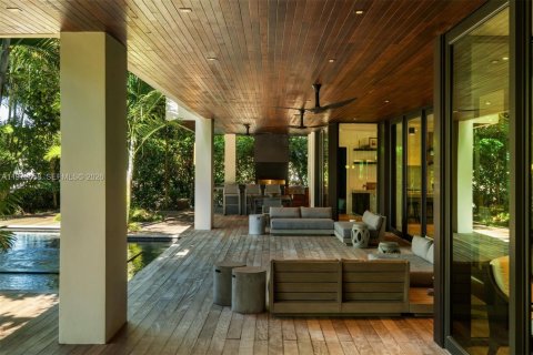 House in Coral Gables, Florida 6 bedrooms, 515.7 sq.m. № 2032939 - photo 12