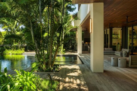 House in Coral Gables, Florida 6 bedrooms, 515.7 sq.m. № 2032939 - photo 15