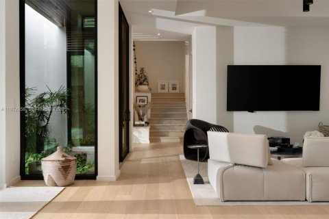 House in Coral Gables, Florida 6 bedrooms, 515.7 sq.m. № 2032939 - photo 7