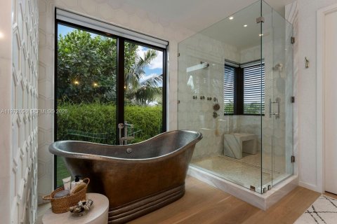 House in Coral Gables, Florida 6 bedrooms, 515.7 sq.m. № 2032939 - photo 20