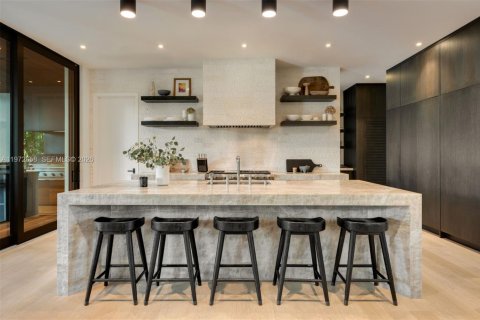 House in Coral Gables, Florida 6 bedrooms, 515.7 sq.m. № 2032939 - photo 10