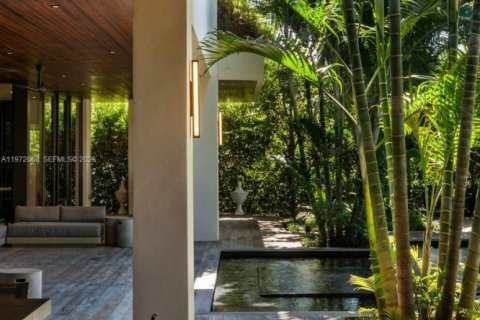 House in Coral Gables, Florida 6 bedrooms, 515.7 sq.m. № 2032939 - photo 24