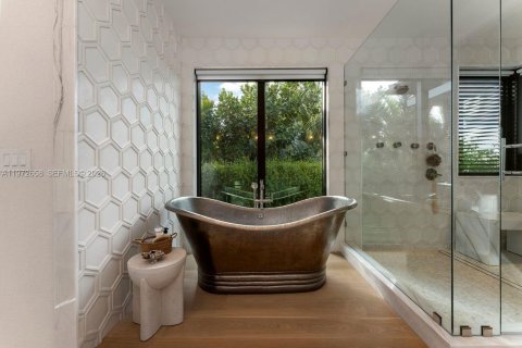 House in Coral Gables, Florida 6 bedrooms, 515.7 sq.m. № 2032939 - photo 19