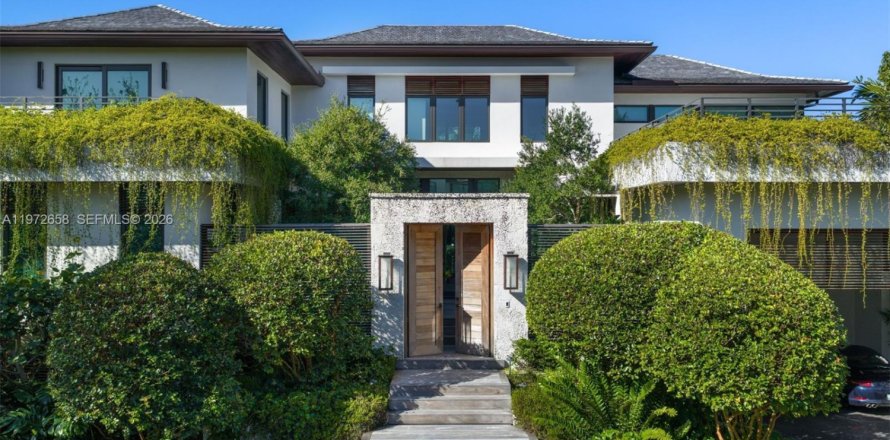 House in Coral Gables, Florida 6 bedrooms, 515.7 sq.m. № 2032939