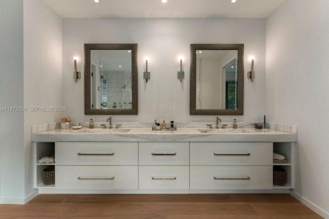 House in Coral Gables, Florida 6 bedrooms, 515.7 sq.m. № 2032939 - photo 18