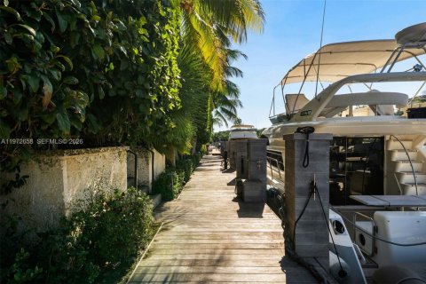 House in Coral Gables, Florida 6 bedrooms, 515.7 sq.m. № 2032939 - photo 25