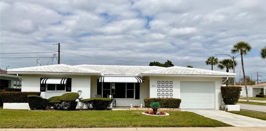 House in Pinellas Park, Florida 2 bedrooms, 143.63 sq.m. № 2151721