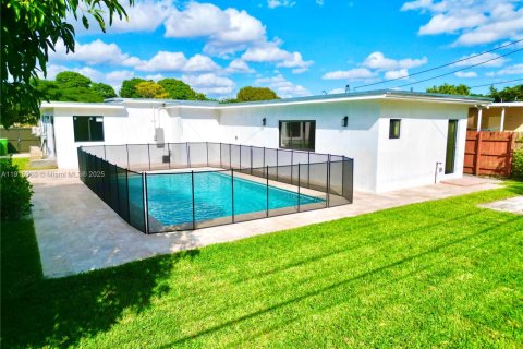 Villa ou maison à vendre à Hialeah, Floride: 5 chambres, 205.13 m2 № 1974464 - photo 4