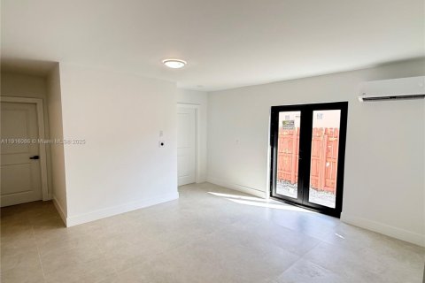 Villa ou maison à vendre à Hialeah, Floride: 5 chambres, 205.13 m2 № 1974464 - photo 9