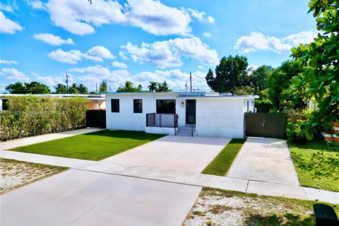 Villa ou maison à Hialeah, Floride 5 chambres, 205.13 m2 № 1974464