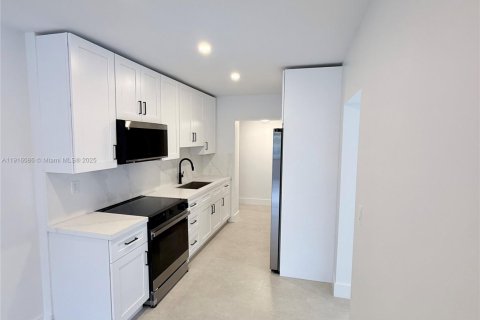 Villa ou maison à vendre à Hialeah, Floride: 5 chambres, 205.13 m2 № 1974464 - photo 7