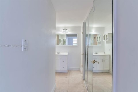 Condo in Miami, Florida, 2 bedrooms  № 2004694 - photo 13