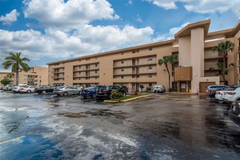 Condo in Miami, Florida, 2 bedrooms  № 2004694 - photo 26