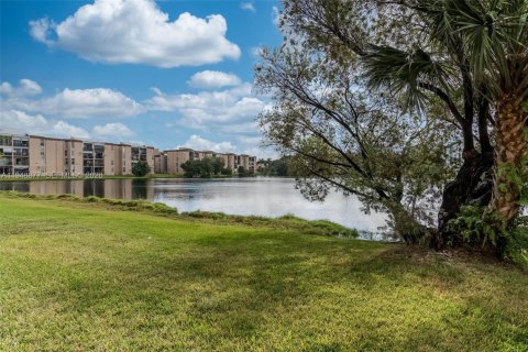 Condo in Miami, Florida, 2 bedrooms  № 2004694 - photo 24