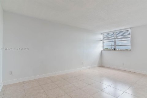 Condo in Miami, Florida, 2 bedrooms  № 2004694 - photo 11