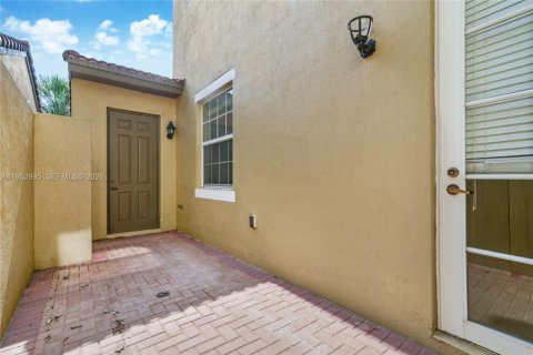 Copropriété à louer à Pembroke Pines, Floride: 3 chambres, 178.74 m2 № 2008730 - photo 2