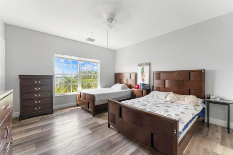 Commercial property in West Palm Beach, Florida 913.04 sq.m. № 2081736 - photo 4