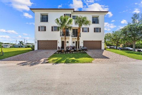 Commercial property in West Palm Beach, Florida 913.04 sq.m. № 2081736 - photo 7