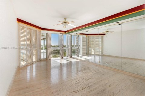 Condominio en venta en Aventura, Florida, 2 dormitorios, 220.18 m2 № 1935241 - foto 15