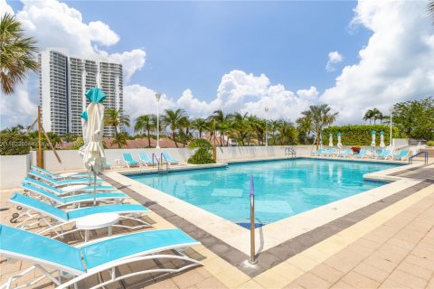 Condominio en venta en Aventura, Florida, 2 dormitorios, 220.18 m2 № 1935241 - foto 24