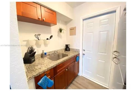 House in Miami, Florida 1 bedroom, 44.13 sq.m. № 1696949 - photo 2