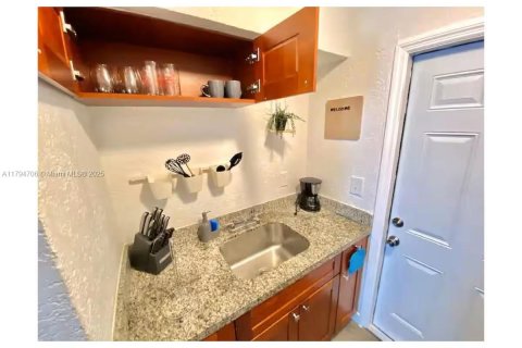 House in Miami, Florida 1 bedroom, 44.13 sq.m. № 1696949 - photo 5