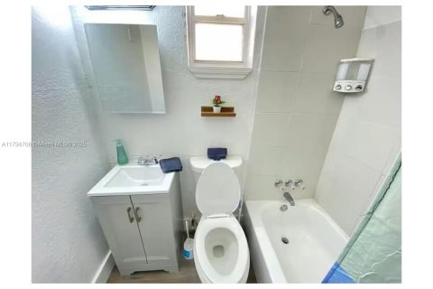 House in Miami, Florida 1 bedroom, 44.13 sq.m. № 1696949 - photo 3
