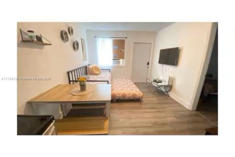 House in Miami, Florida 1 bedroom, 44.13 sq.m. № 1696949 - photo 6