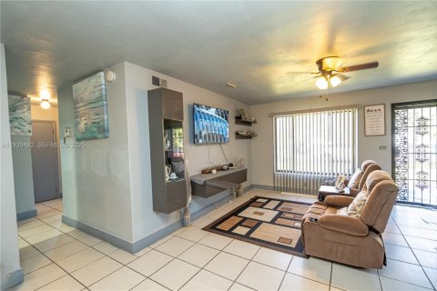 House in Miami Gardens, Florida 4 bedrooms, 113.81 sq.m. № 1992116 - photo 11