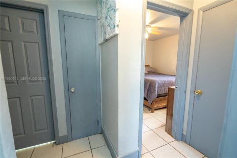 House in Miami Gardens, Florida 4 bedrooms, 113.81 sq.m. № 1992116 - photo 17