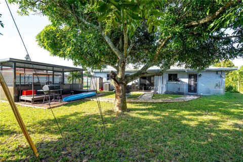 House in Miami Gardens, Florida 4 bedrooms, 113.81 sq.m. № 1992116 - photo 30