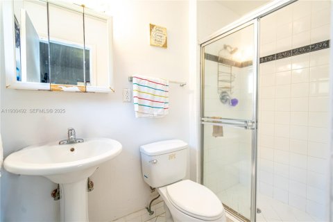 House in Miami Gardens, Florida 4 bedrooms, 113.81 sq.m. № 1992116 - photo 13