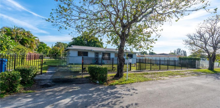 House in Miami Gardens, Florida 4 bedrooms, 113.81 sq.m. № 1992116