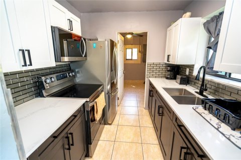 House in Miami Gardens, Florida 4 bedrooms, 113.81 sq.m. № 1992116 - photo 7