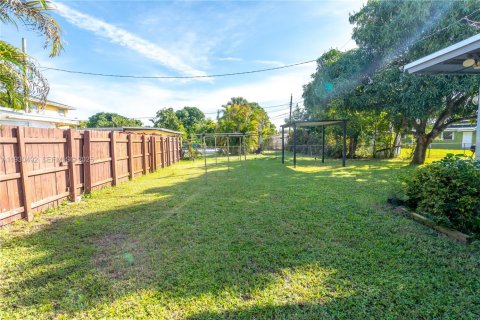 House in Miami Gardens, Florida 4 bedrooms, 113.81 sq.m. № 1992116 - photo 26