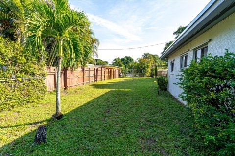 House in Miami Gardens, Florida 4 bedrooms, 113.81 sq.m. № 1992116 - photo 25