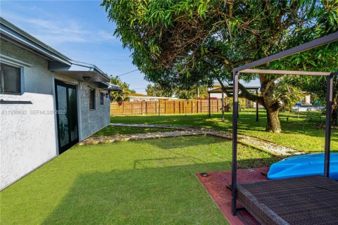 House in Miami Gardens, Florida 4 bedrooms, 113.81 sq.m. № 1992116 - photo 28