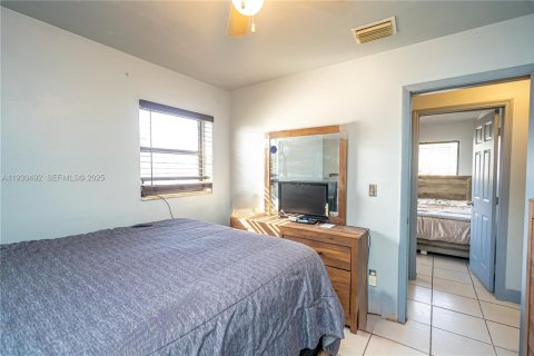 House in Miami Gardens, Florida 4 bedrooms, 113.81 sq.m. № 1992116 - photo 21