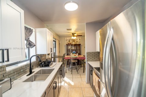 House in Miami Gardens, Florida 4 bedrooms, 113.81 sq.m. № 1992116 - photo 10