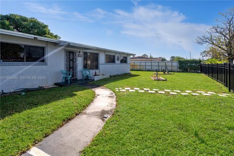 House in Miami Gardens, Florida 4 bedrooms, 113.81 sq.m. № 1992116 - photo 3
