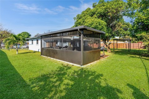 House in Miami Gardens, Florida 4 bedrooms, 113.81 sq.m. № 1992116 - photo 29