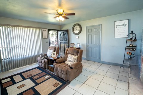 House in Miami Gardens, Florida 4 bedrooms, 113.81 sq.m. № 1992116 - photo 6