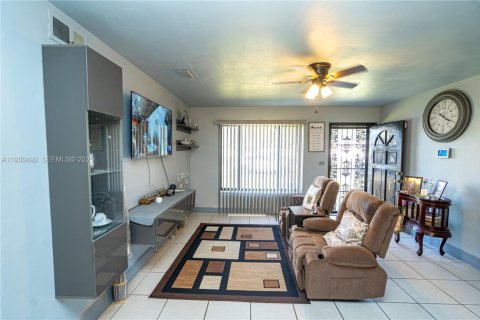 House in Miami Gardens, Florida 4 bedrooms, 113.81 sq.m. № 1992116 - photo 5