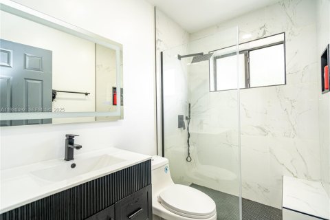 House in Miami Gardens, Florida 4 bedrooms, 113.81 sq.m. № 1992116 - photo 18