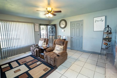 House in Miami Gardens, Florida 4 bedrooms, 113.81 sq.m. № 1992116 - photo 24