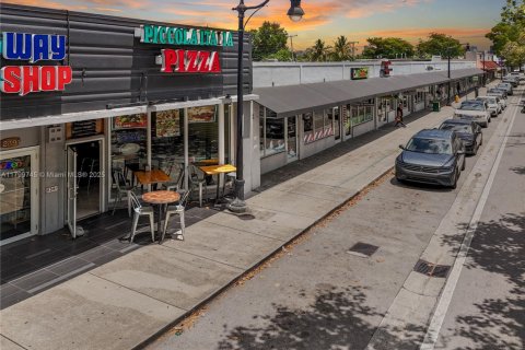 Commercial property in Miami, Florida № 1980576 - photo 1