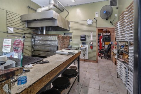 Commercial property in Miami, Florida № 1980576 - photo 16