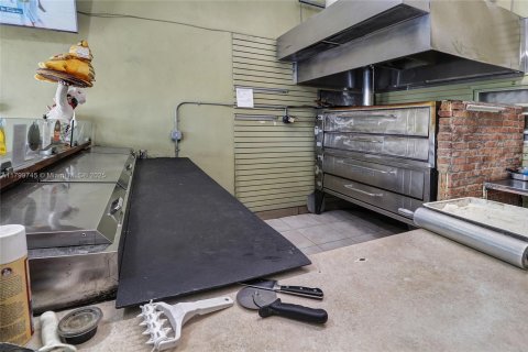 Commercial property in Miami, Florida № 1980576 - photo 17