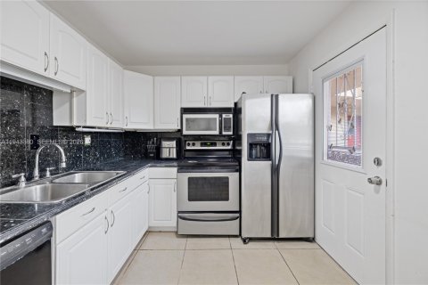 Купить кондоминиум в Майами, Флорида 2 спальни, 107.4м2, № 2002300 - фото 8